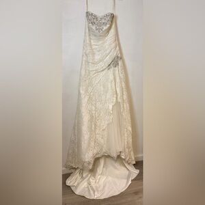 David's Bridal Ivory Lace wedding dress